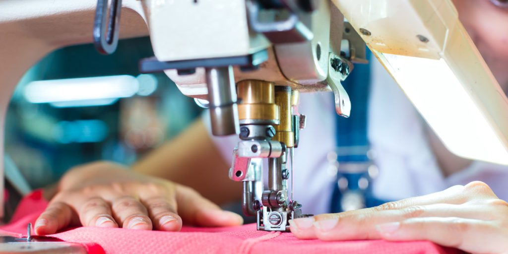 MITT-Textiel-Mode-naaimachine-handen